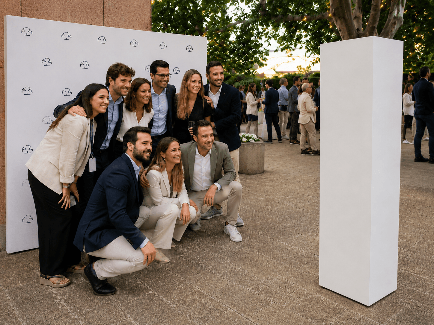 Grupo de asistentes en un evento de empresa junto a un fotomatón