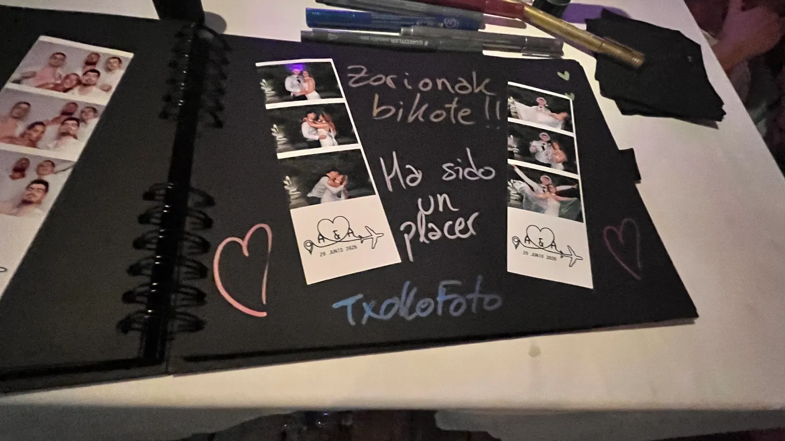 Álbum con fotografías y mensajes de invitados de boda