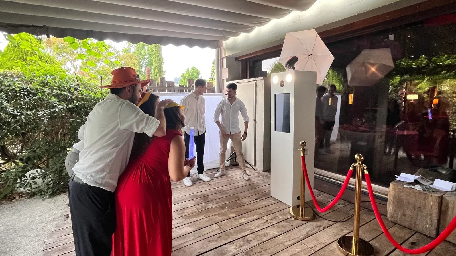 Fotomatón en una zona exterior cubierta durante una boda