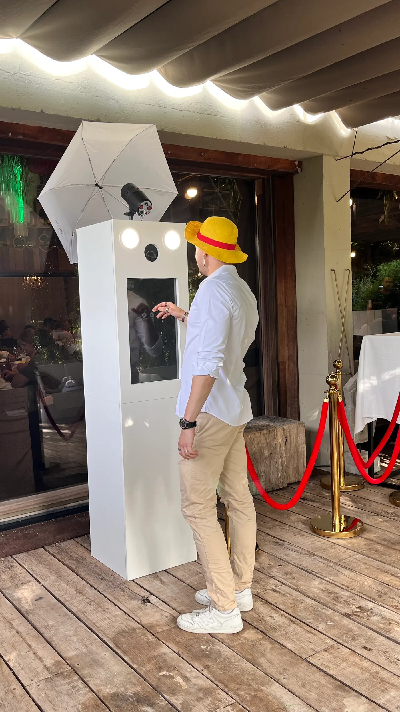 Invitado disfrutando del fotomatón durante una boda