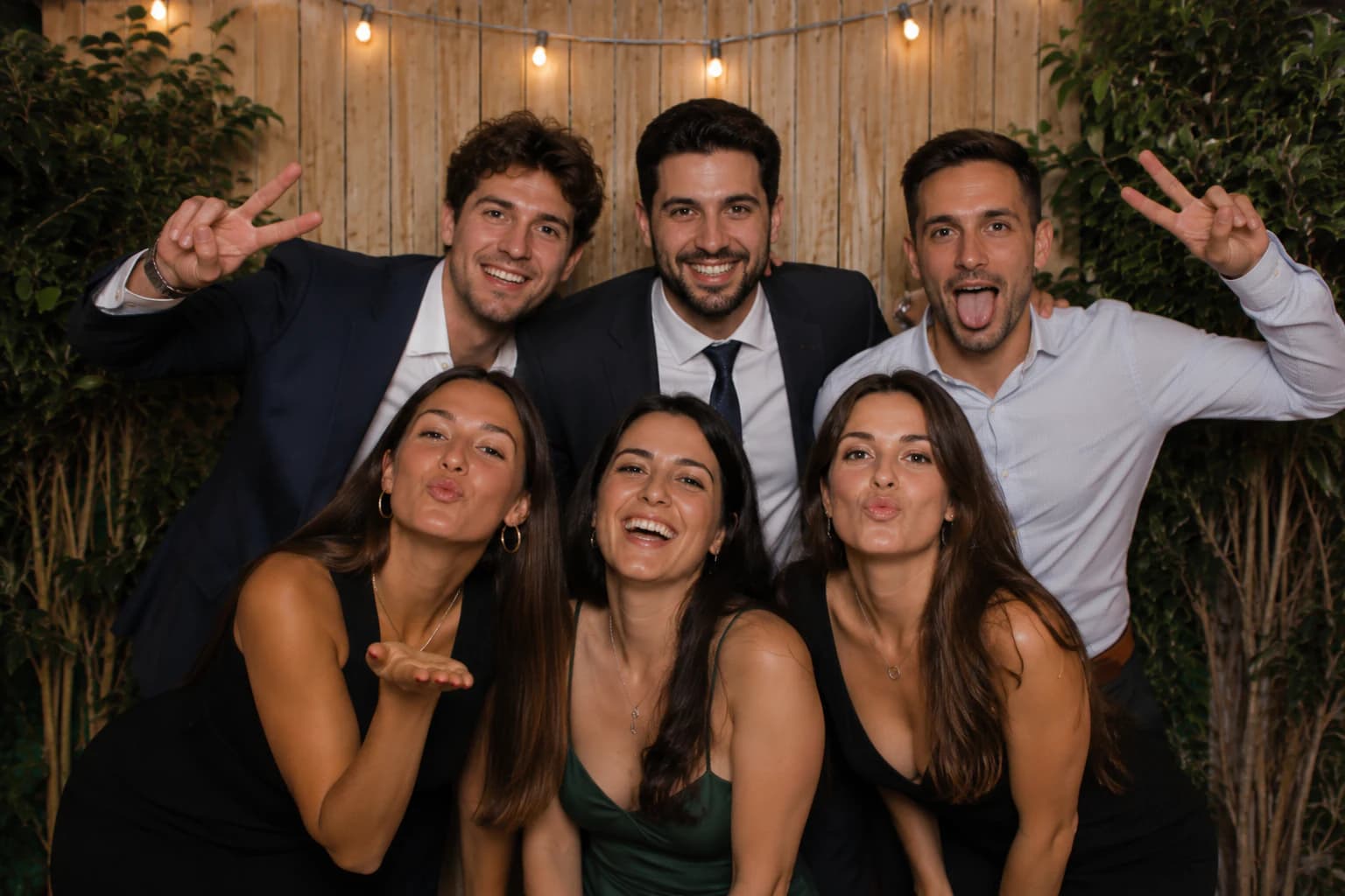 Invitados disfrutando de una zona fotográfica durante una celebración