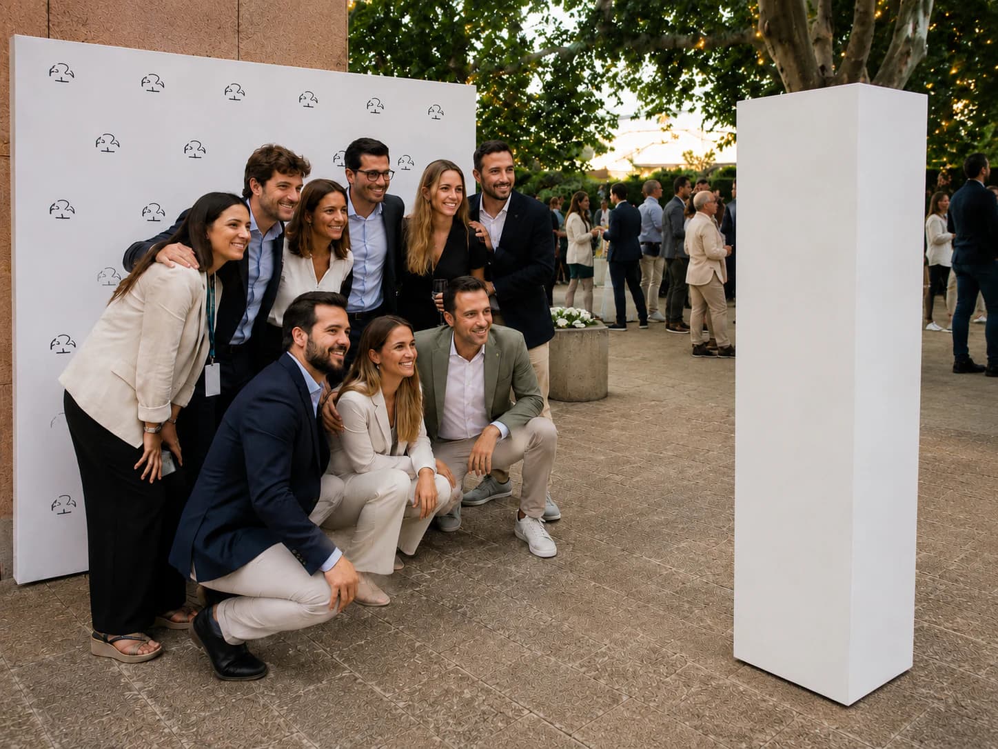 Asistentes participando en una experiencia fotográfica de empresa