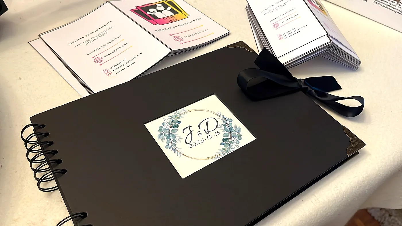 Álbum de firmas y tiras personalizadas de la boda de Jone y David